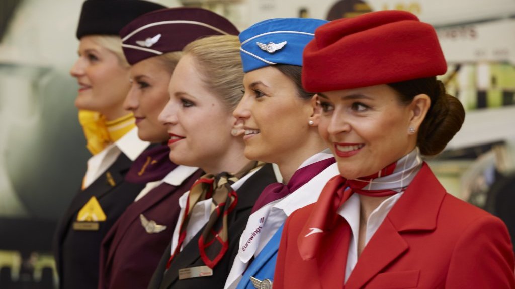 5 tripulantes de cabine do grupo de companhias aéreas Lufthansa