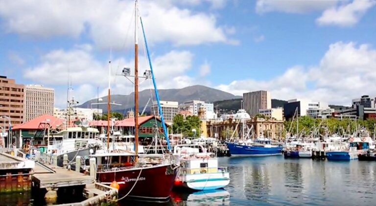 Zona do porto desportivo de Horbart na Tasmânia (Austrália)