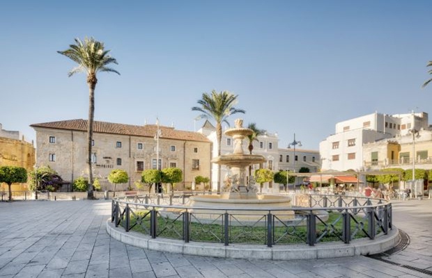 Praça de Espanha na cidade da Extremadura em Espanha com o hotel Ilunion Merida Palace