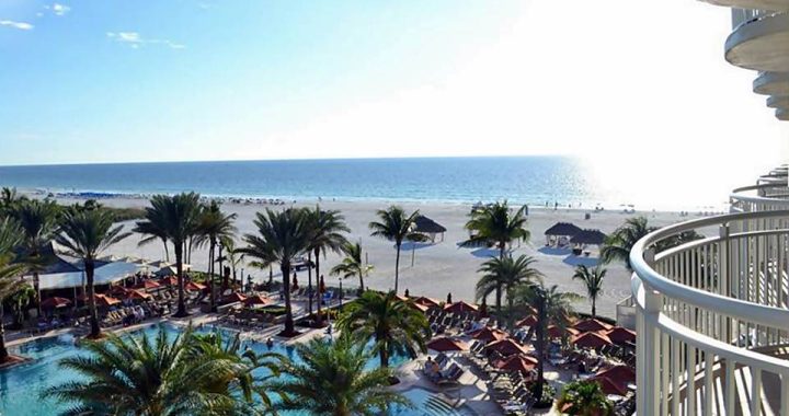 Vista do jardim, piscina e praia do JW Marriott Marco Island Beach Resort