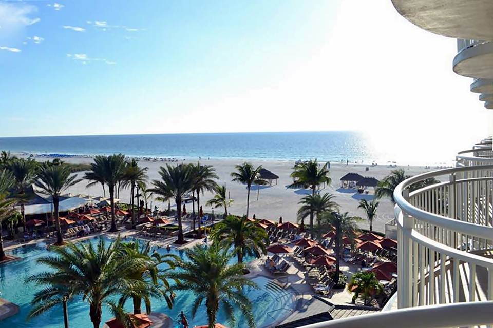 Vista do jardim, piscina e praia do JW Marriott Marco Island Beach Resort