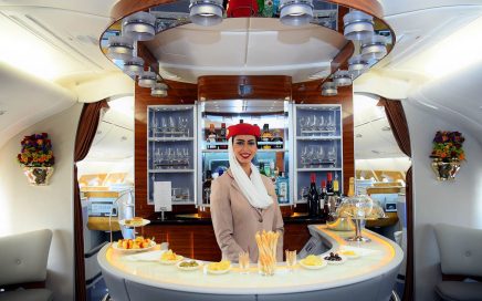 Lounge no Deck Superior da aeronave A380 da Emirates