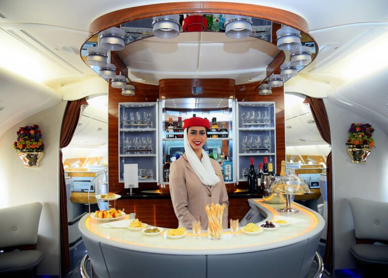 Lounge no Deck Superior da aeronave A380 da Emirates