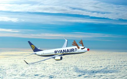 Avião da Ryanair enfeitado para o Natal parecendo uma Rena