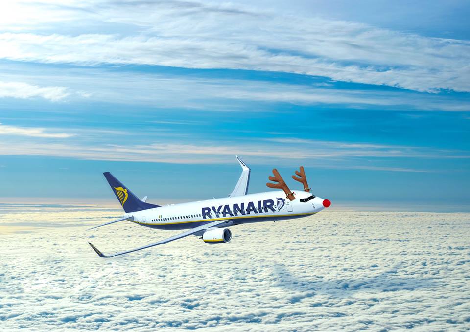Avião da Ryanair enfeitado para o Natal parecendo uma Rena