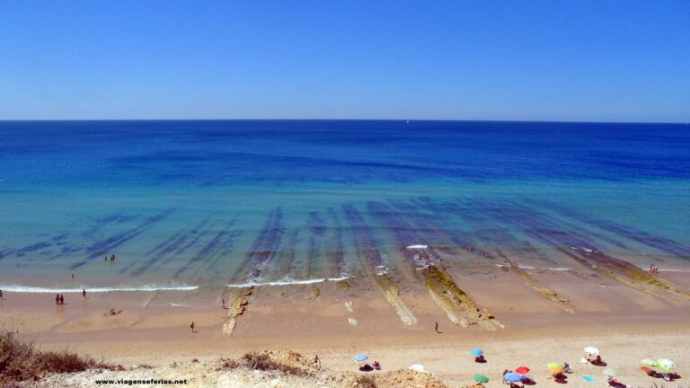 Formações rochosas da praia Porto de Mós no Algarve vista de cima