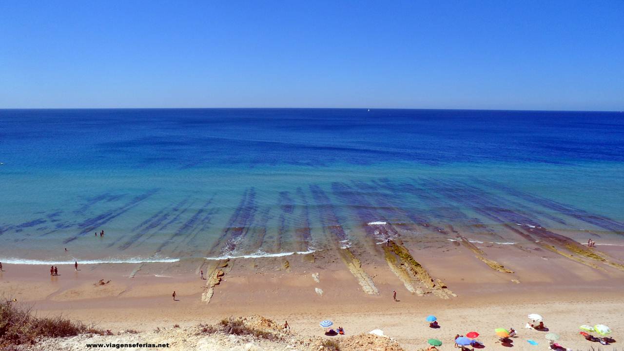 Formações rochosas da praia Porto de Mós no Algarve vista de cima