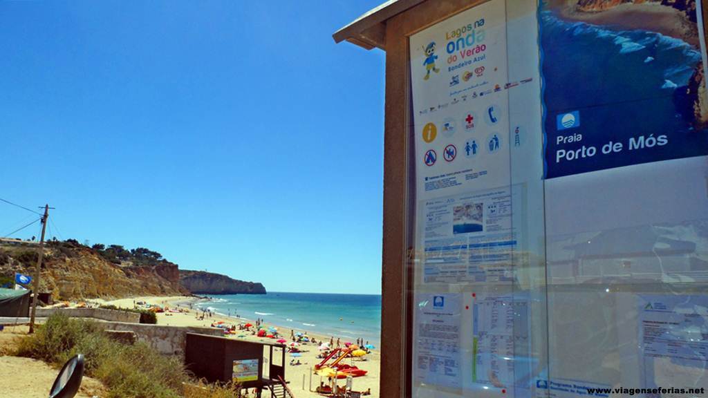 Placa de indicacação à entrada da Praia Porto de Mós no Algarve