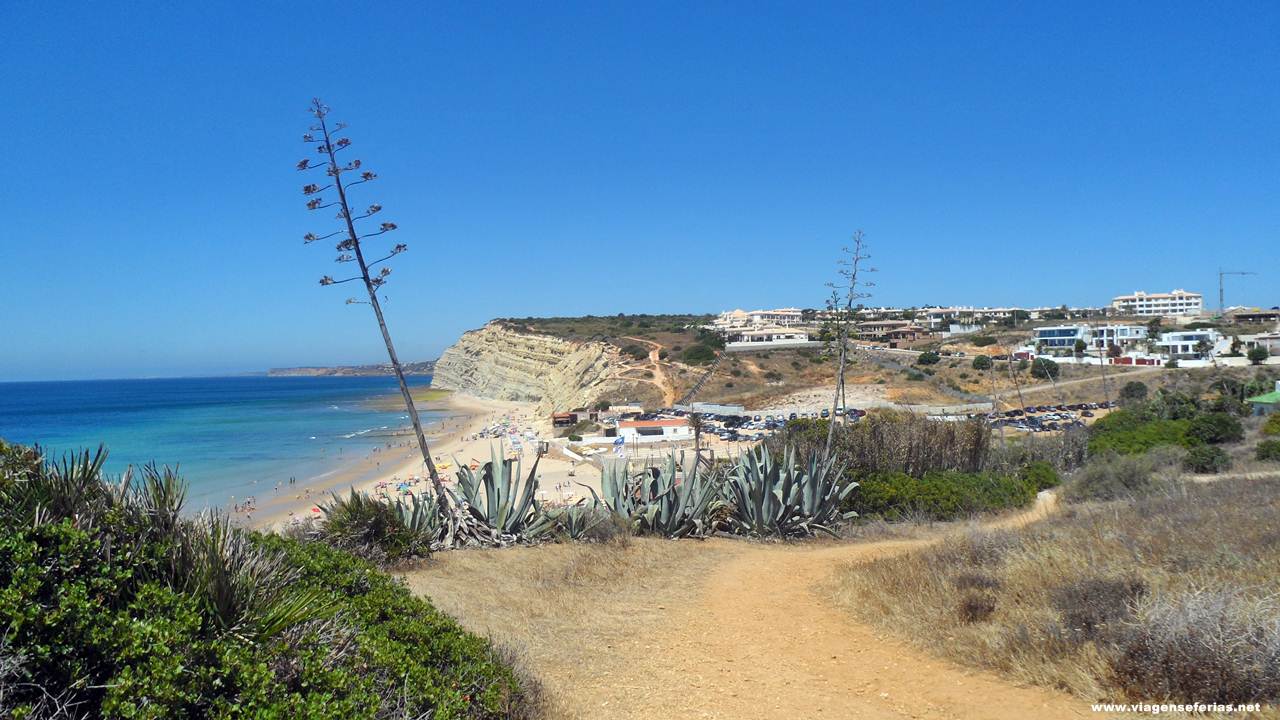 Zona pouco urbanizada da praia de Porto de Mós no sul de Portugal