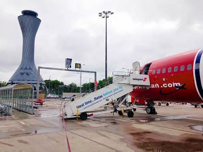 aeronave da low cost Norwegian no aeroporto de Edimburgo