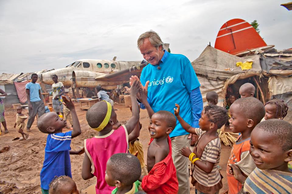 Bjorn Kjos CEO da low cost Norwegian numa campanha em parceria com a Unicef