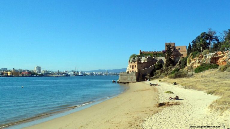 Rio Arade e cidade de Portimão ao fundo no Algarve