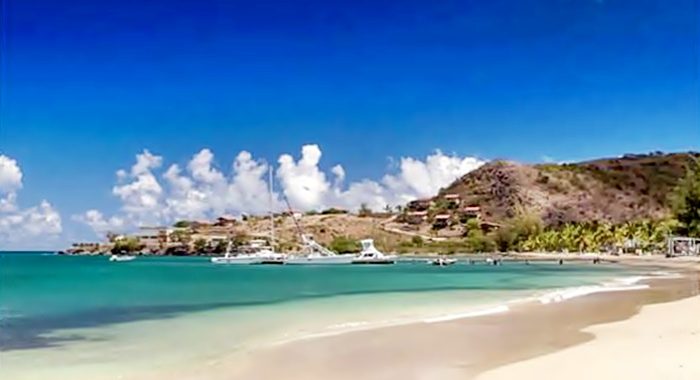 Praia Oualie na ilha Nevis nas Caraíbas