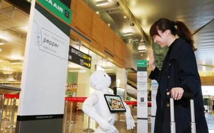 Robot Pepper da Companhia aérea Eva Air a dar assistência a um passageiro