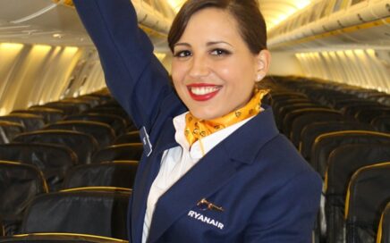 Tripulante de cabine a bordo de aeronave da Ryanair