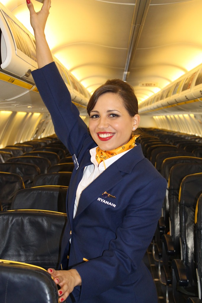 Tripulante de cabine a bordo de aeronave da Ryanair