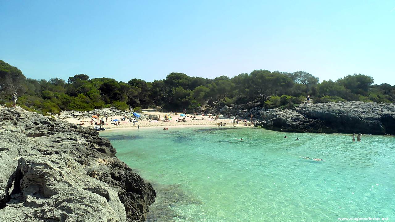 Praia Cala des Talaier na ilha de Menorca vista de frente