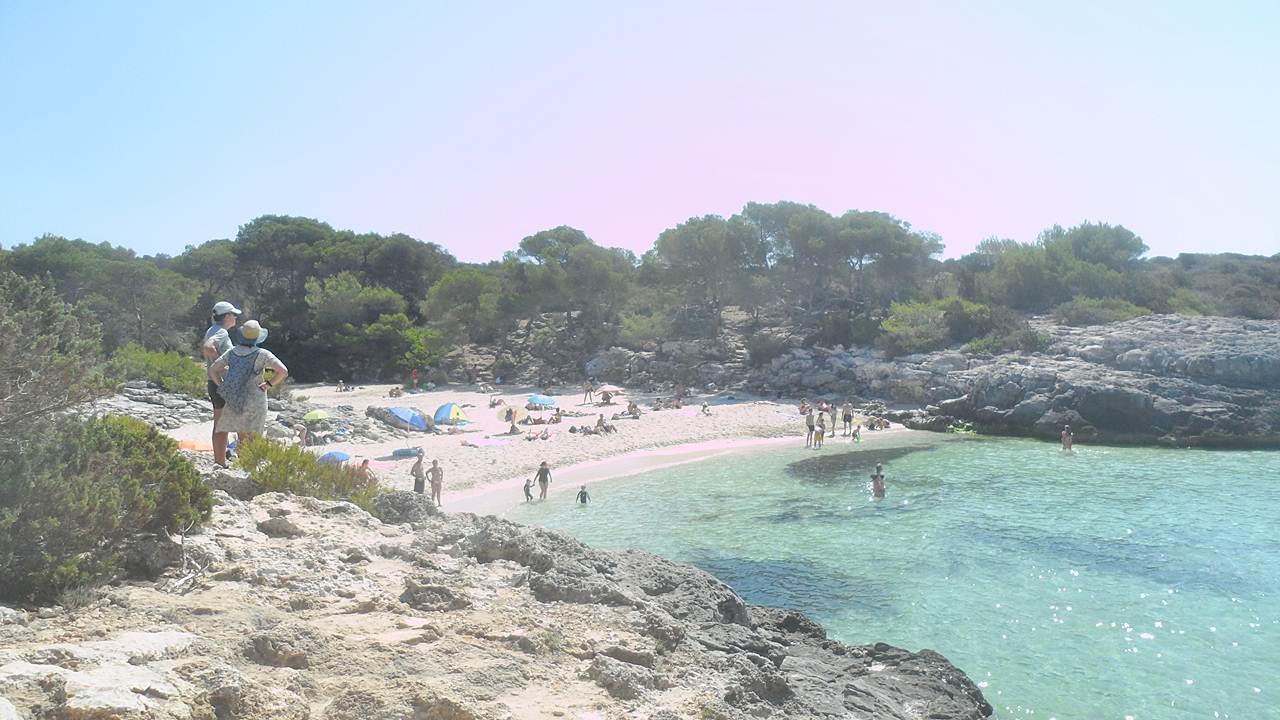 Vista lateral da Cala des Talaier no sul da ilha Menorca em Espanha