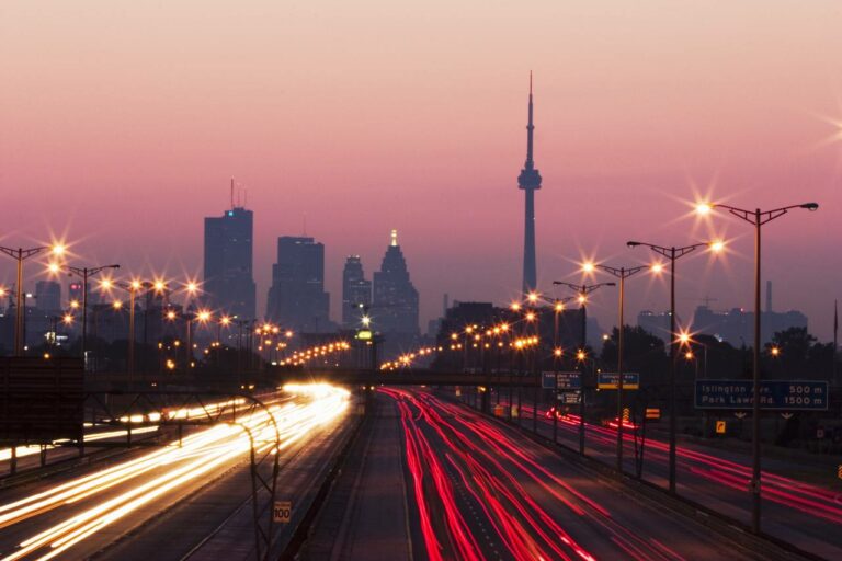 Toronto à noite para onde a Cathay Pacific vai ter 14 voos por semana desde Hong Kong