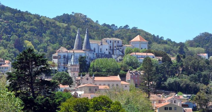 Vista da Vila de Sintra antiga com o Palácio em destaque