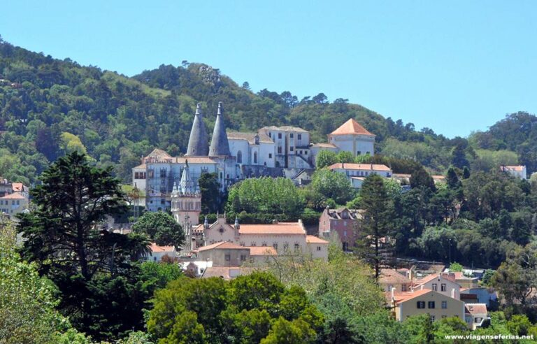 Vista da Vila de Sintra antiga com o Palácio em destaque