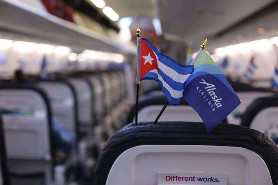 Bandeira da Alaska Airlines e Cuba no 1º voo de Los Angeles para Havana