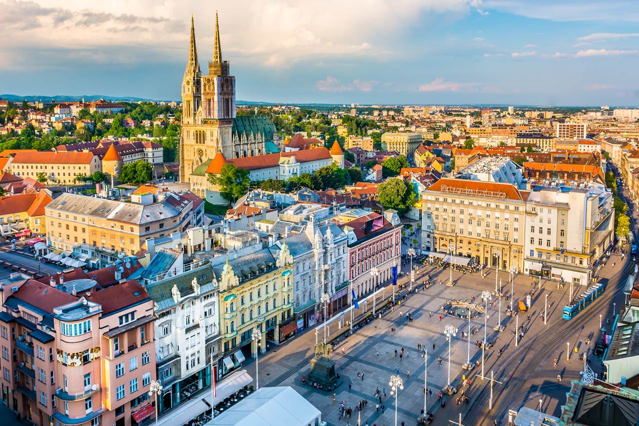 Praça principal de Zagreb na Croácia para onde vai voar a Emirates todos os dias