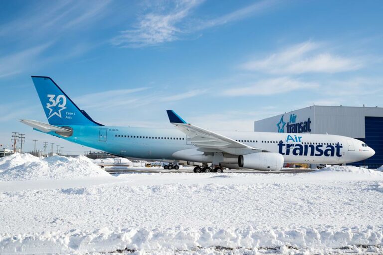 Airbus A330 da Air Transat com pintura e logo dos 30 anos