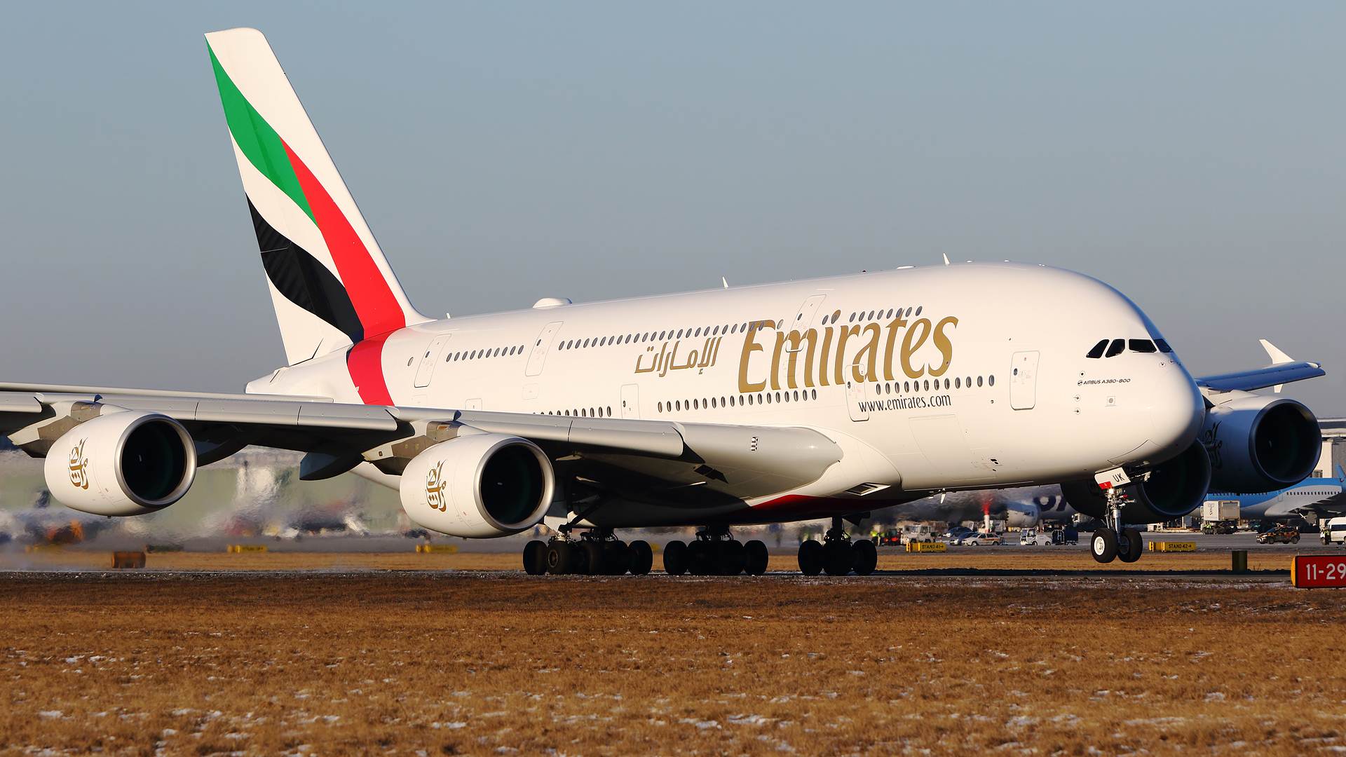 Airbus A380 da Companhia aérea Emirates aterra pela primeira vez em Varsóvia na Polónia