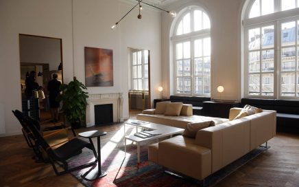 Sala de estar com lareira no Lounge da Eurostar na Garde du Nord Paris
