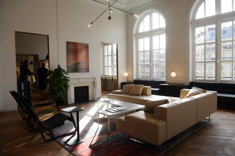 Sala de estar com lareira no Lounge da Eurostar na Garde du Nord Paris