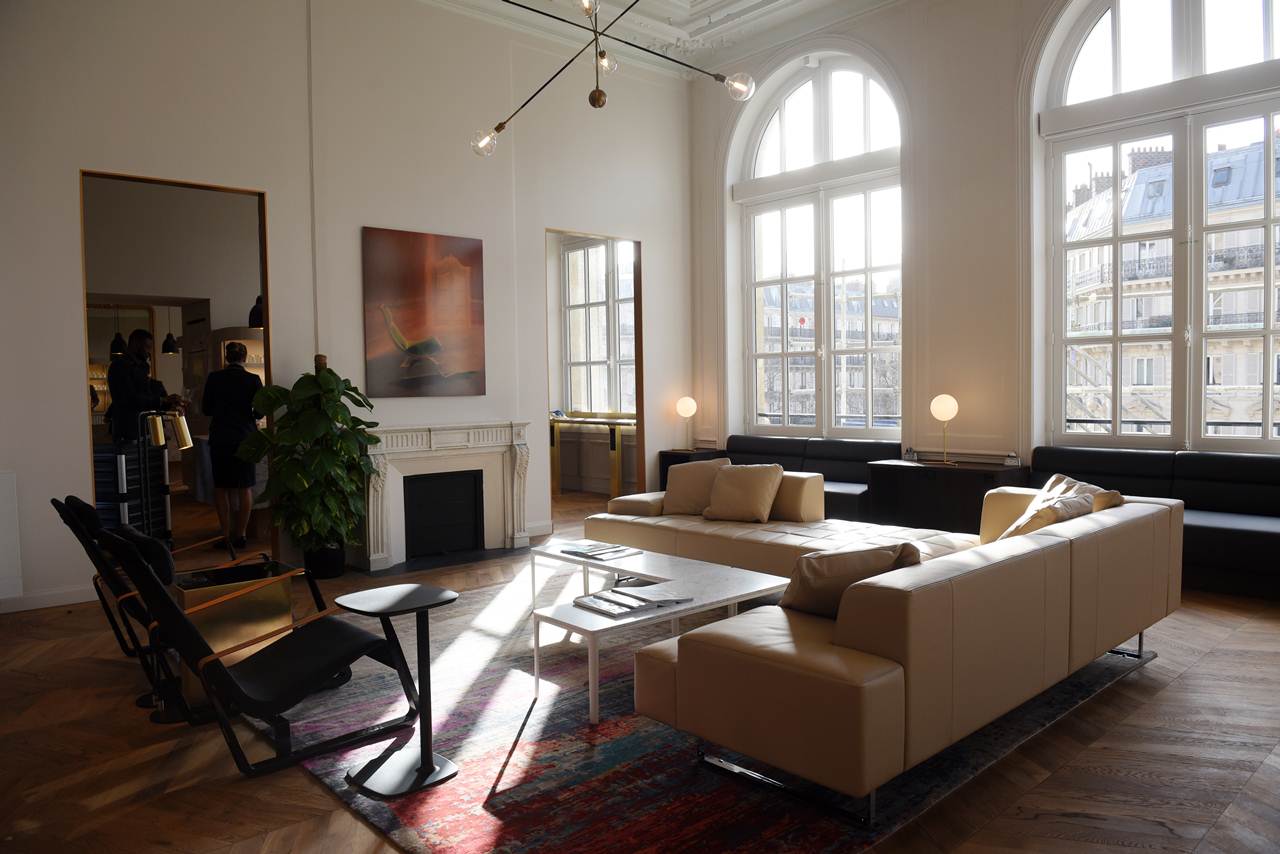 Sala de estar com lareira no Lounge da Eurostar na Garde du Nord Paris