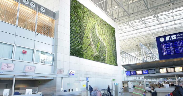 Jardim do Muro verde no Terminal 2 do aeroporto de Frankfurt