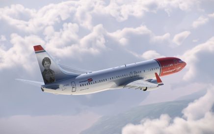 Boeing 737-800 da low cost Norwegian com pintura da escritora Rosalía de Castro