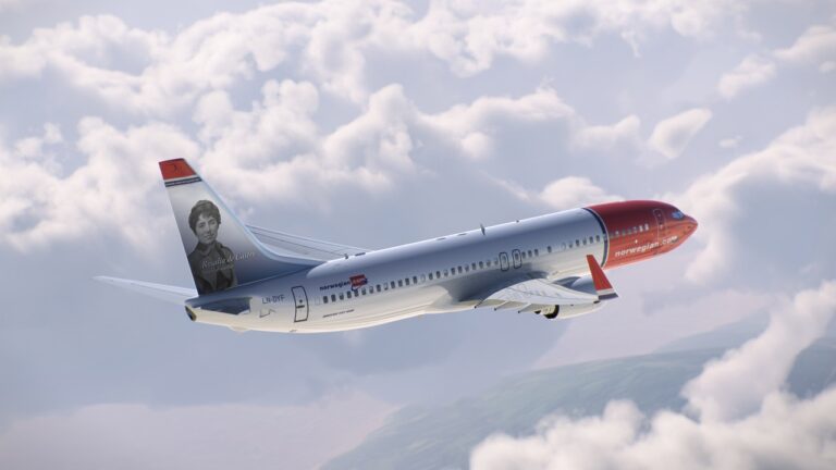 Boeing 737-800 da low cost Norwegian com pintura da escritora Rosalía de Castro