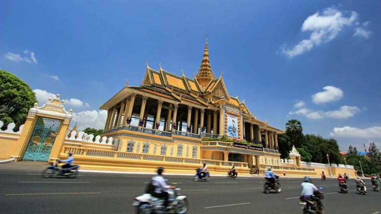 Emirates com voos diários para Phnom Penh no Cambodja