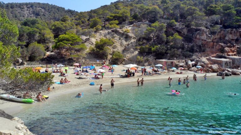 Praia na ilha de Ibiza onde o Cristiano Ronaldo quer ter hotéis