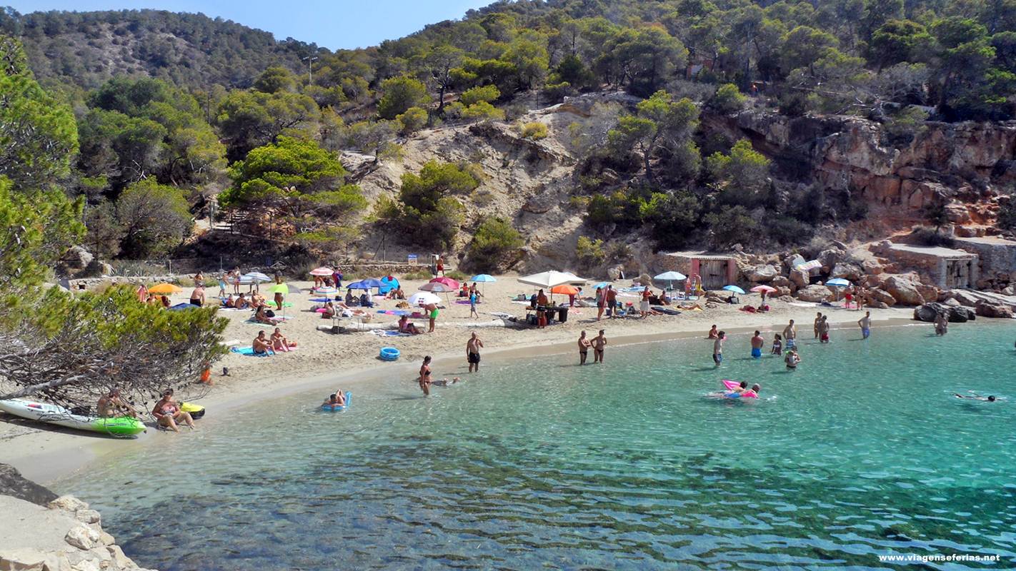 Praia ilha de Ibiza onde o Cristiano Ronaldo quer ter hotéis Pestana CR7
