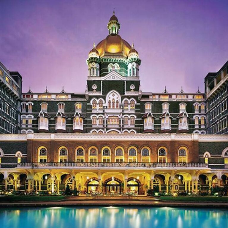 Pateo interior e piscina do Taj Mahal Palace, Mumbai