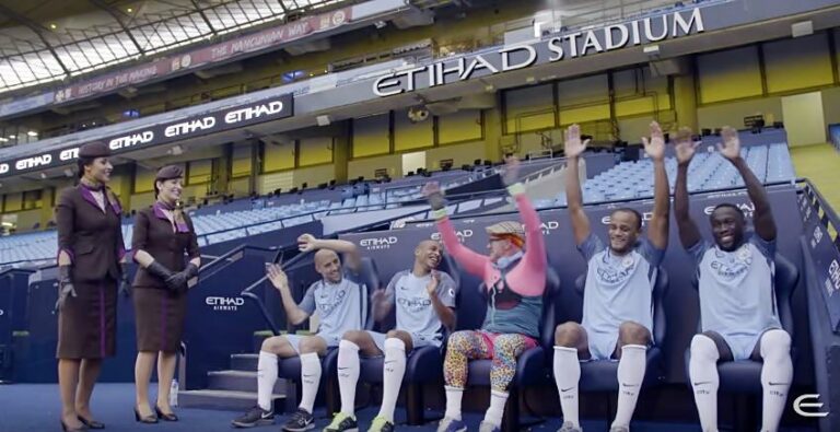 4 jogadores da equipa de futebol do Manchester City e Etihad Airways fazem video de fitness
