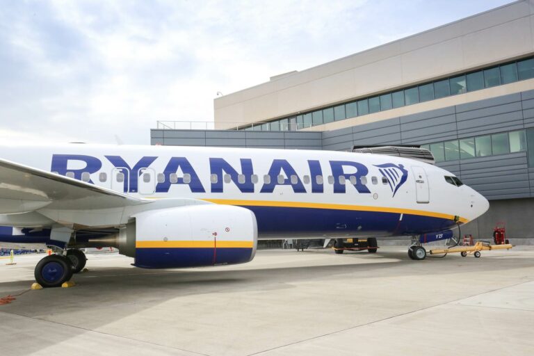 450º aeronave Boeing 737-800 da low cost Ryanair