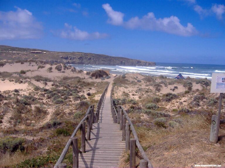 Chegada à Praia da Amoreira com uma das passadeiras por entre as dunas