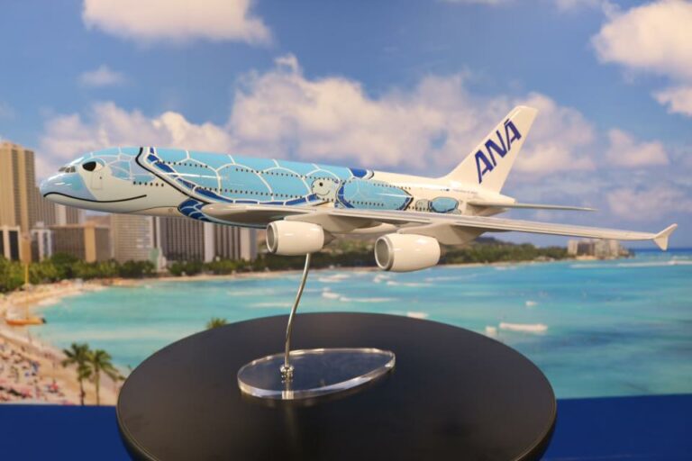Modelo do A380 da companhia aérea ANA com a tartaruga verde