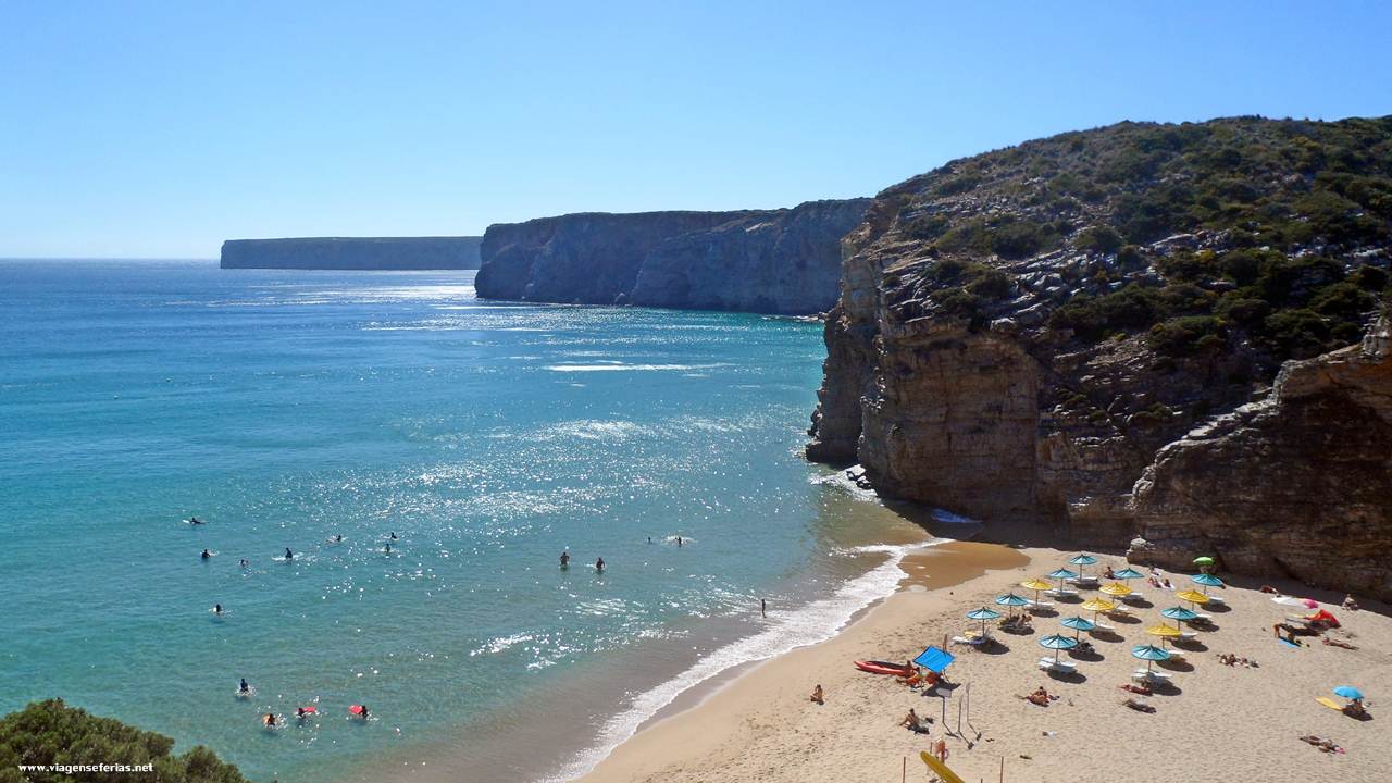Em baixo está a praia do Beliche vista das escadas de acesso