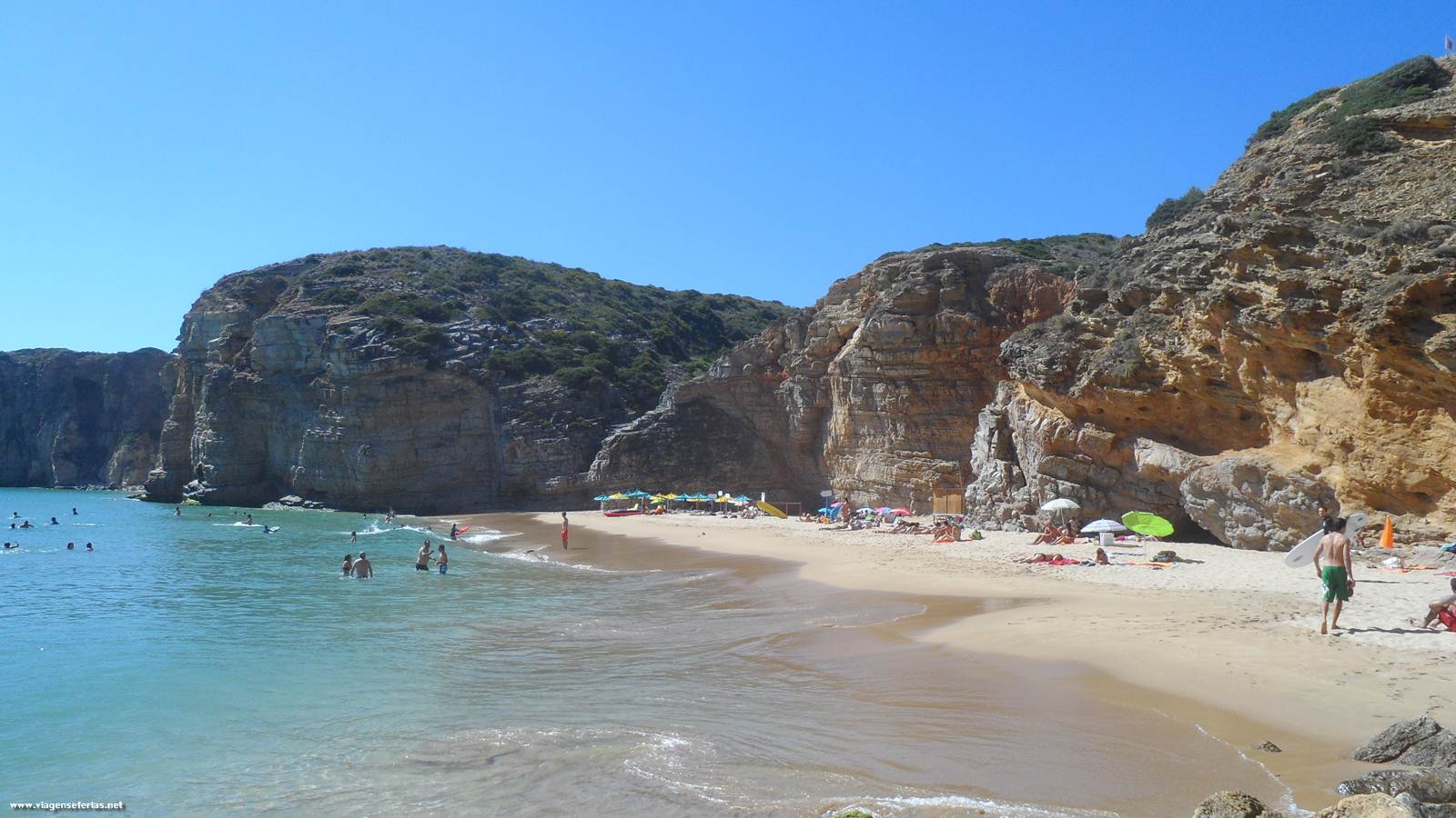 Maré cheia e menos areia na praia do Beliche em Sagres