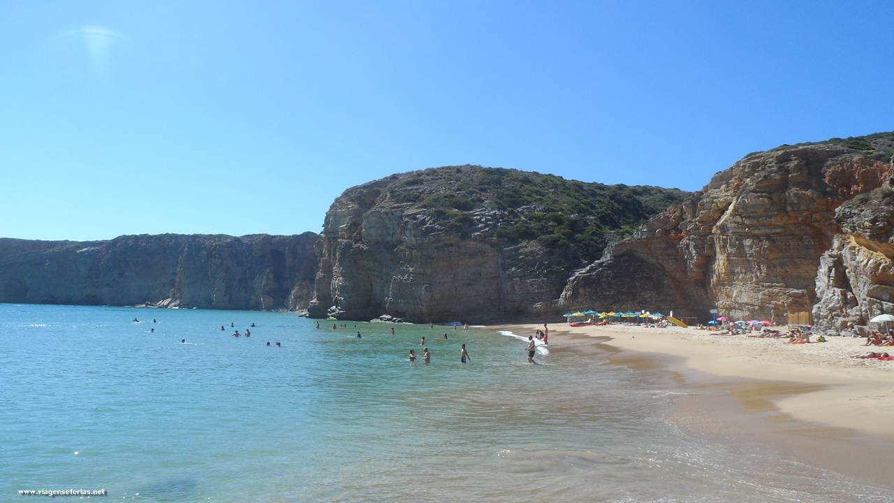 Um dia de Julho na praia do Beliche no Algarve com águas calmas