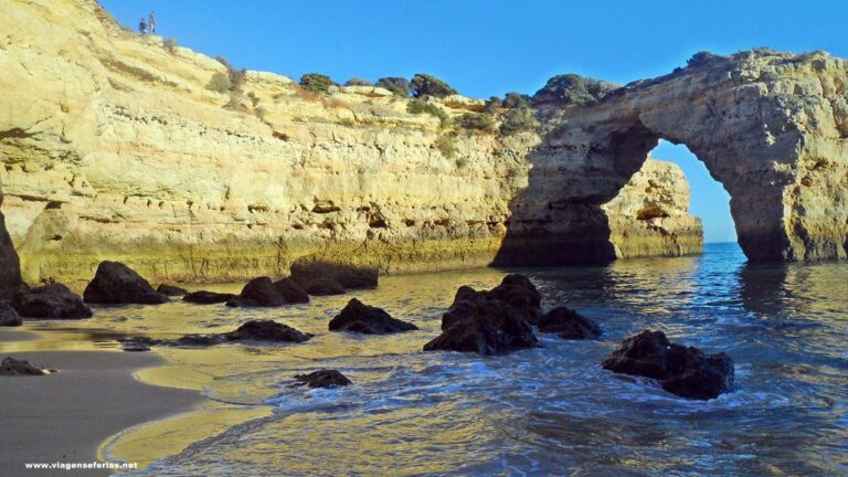 Arco natural numa praia do Algarve em Portugal
