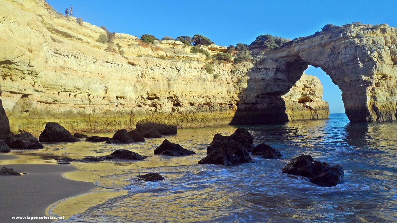 Arco natural numa praia do Algarve em Portugal
