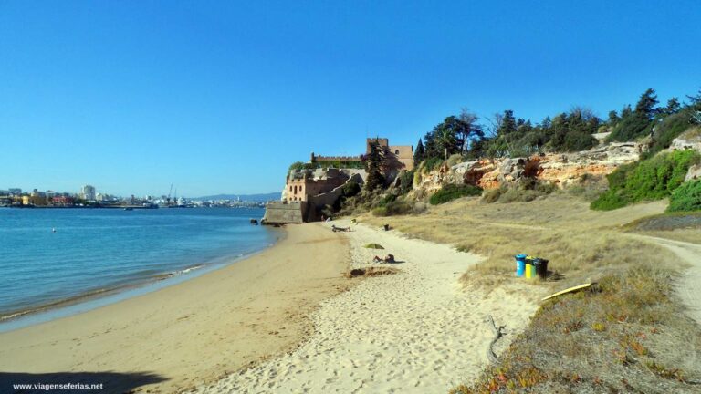 Vista do Forte de São João na Praia Grande em Ferragudo