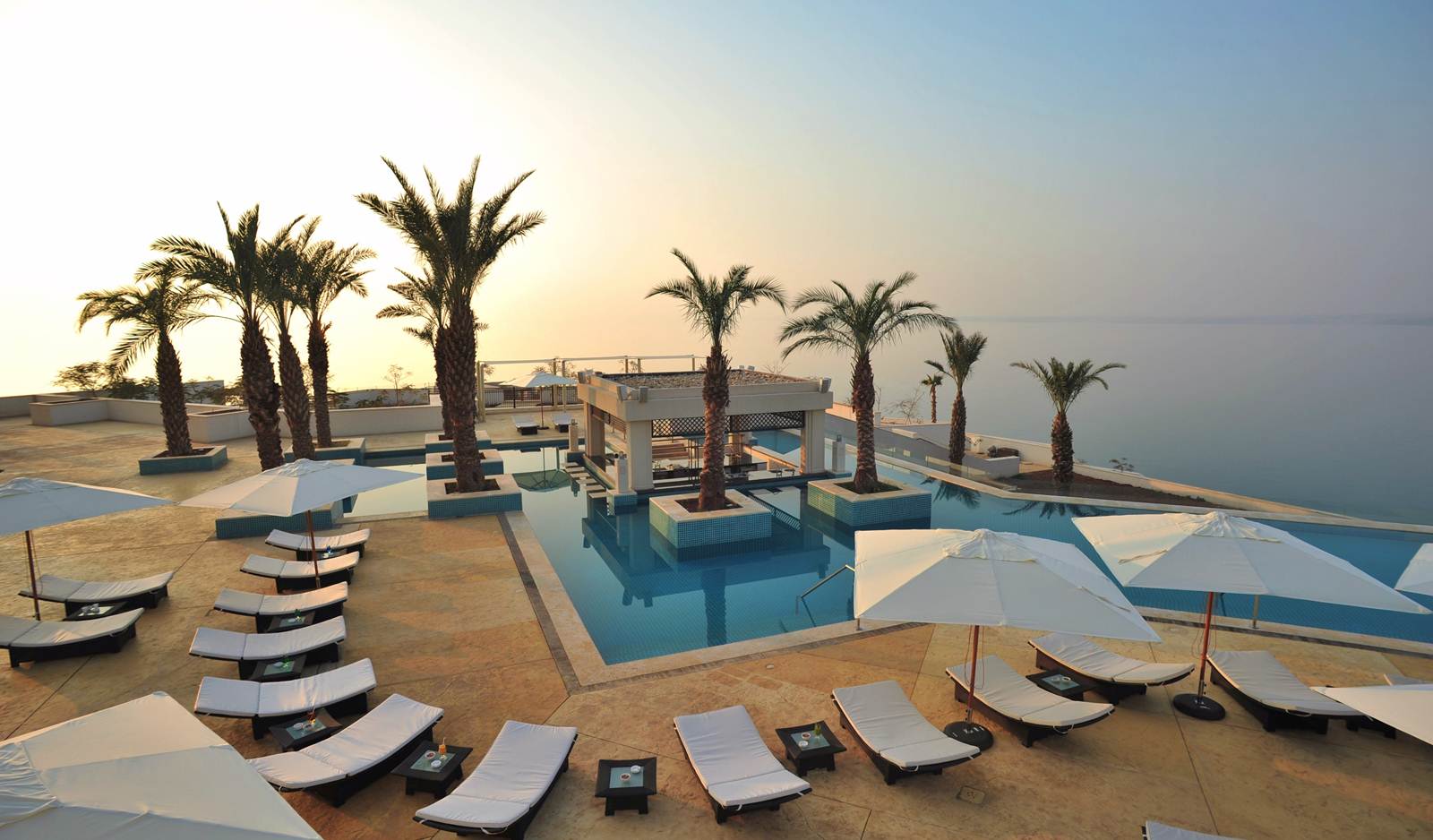 Piscina Infinita do Hilton Dead Sea Resort & Spa com vista para o Mar Morto